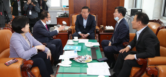 국회 예결위가 27일 국회 예결위원장실에서 위원장-간사단 회동을 열고 있다. 왼쪽부터 박주현 민생당 간사 내정자, 이종배 통합당 간사, 김재원 위원장, 전해철 민주당 간사, 염동열 미래한국당 간사 내정자. 연합뉴스